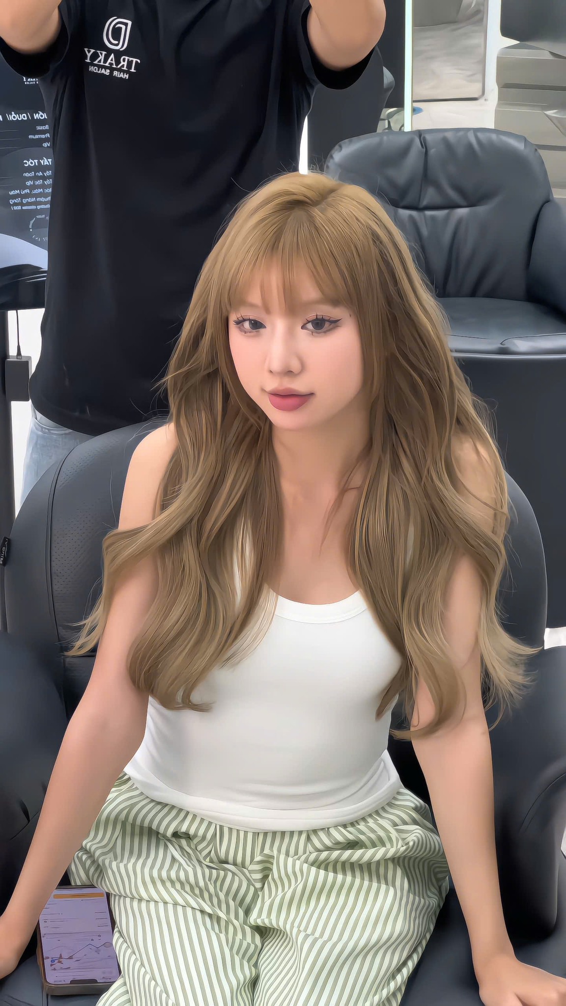 C-shaped curls in District 7 are naturally beautiful and last a long time at Traky Hair Salon