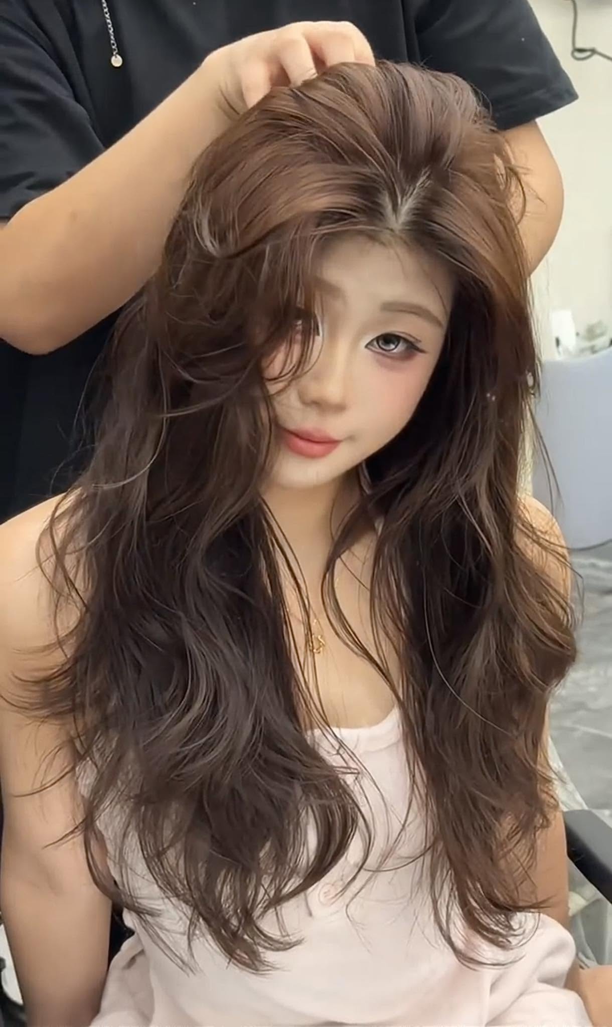 Kiểu Tóc Uốn Đẹp Cho Mặt Tròn: Gợi Ý Từ Stylist Quận 7