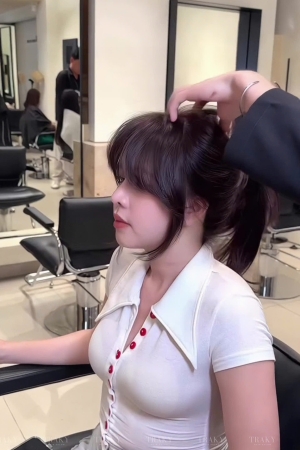 Stylist tạo kiểu tóc dự tiệc cho khách tại salon